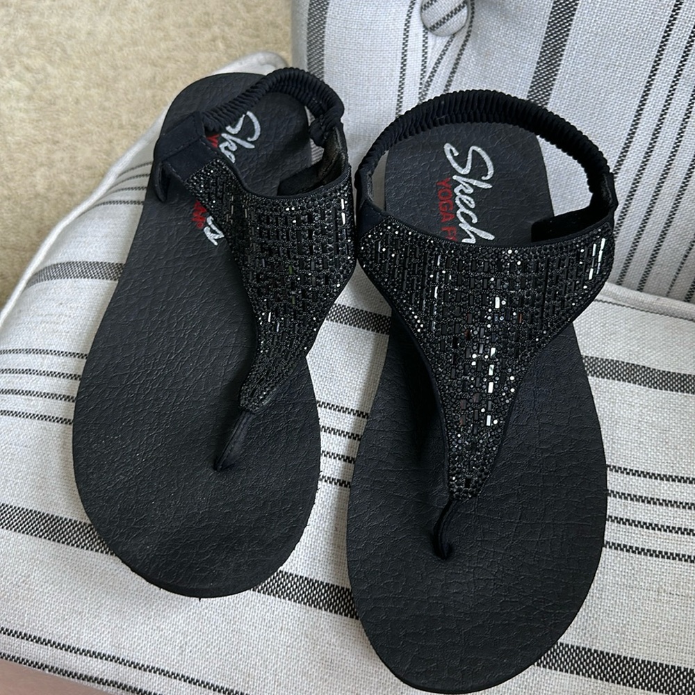 Sketchers yoga foam sandals size 8
